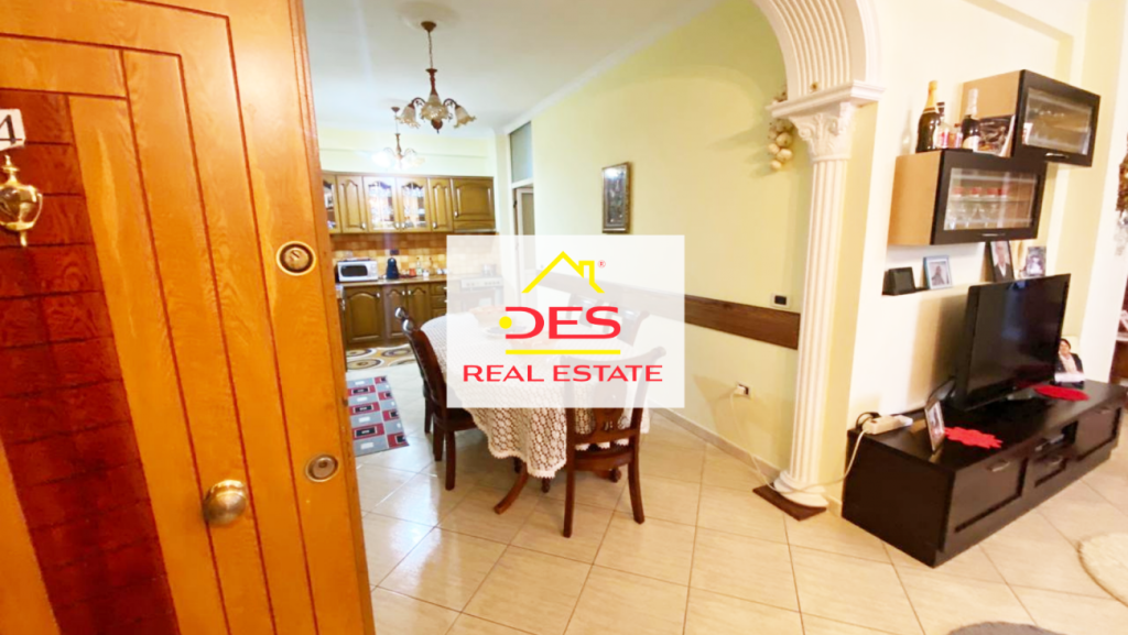 Bild 1 – Zum Verkauf steht eine Wohnung mit 3 Schlafzimmern, 1 Wohnzimmer und 2 Badezimmern in der 7 Nëntori-Straße, Vlora