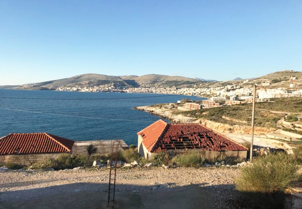 Bild 3 – Zum Verkauf steht ein Gebäude mit Grundstück am „Gjiri i Midhjeve“ in Saranda