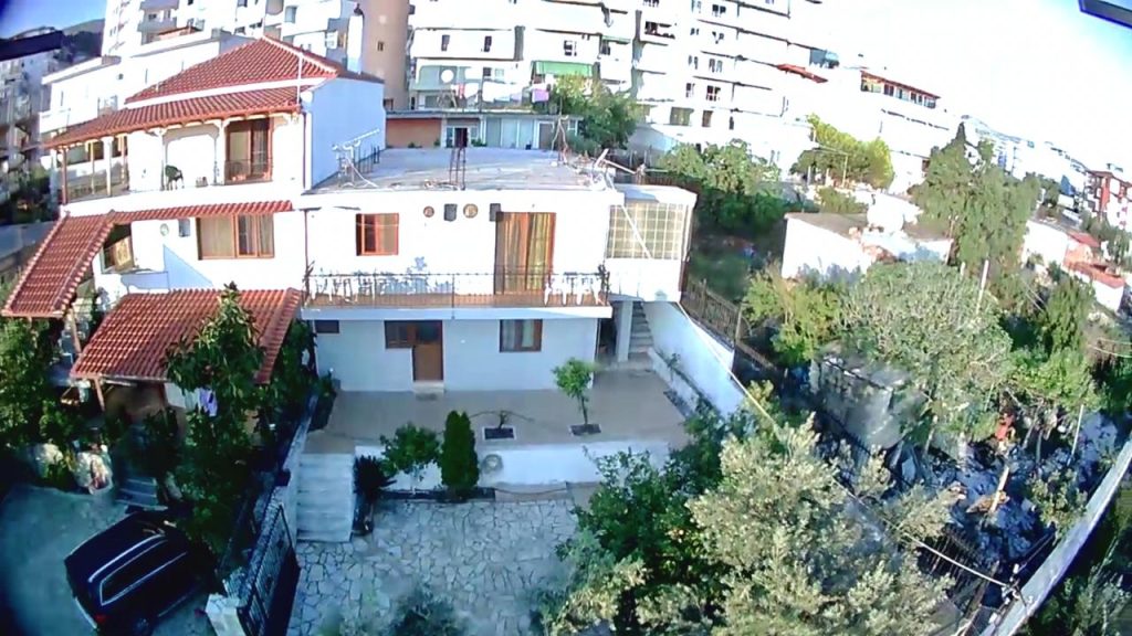 Bild 2 – Zum Verkauf steht eine zweistöckige Villa in Saranda