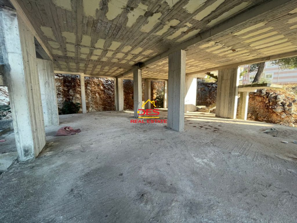Bild 1 – Zum Verkauf steht ein privates Haus mit Grundstück in Saranda