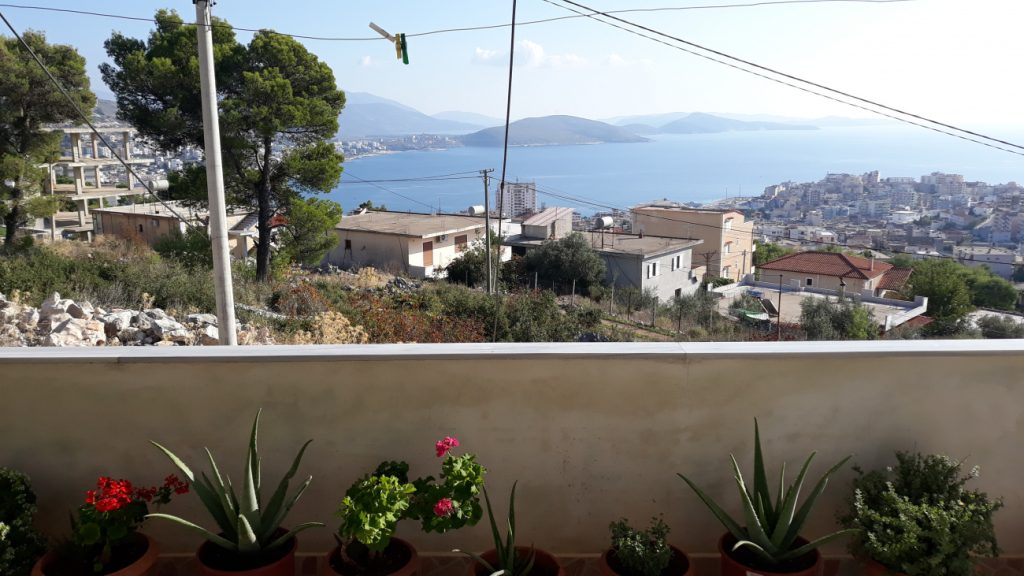 Bild 3 – Zum Verkauf steht der erste Stock eines vierstöckigen Gebäudes in der Adem Sheme-Straße in Saranda