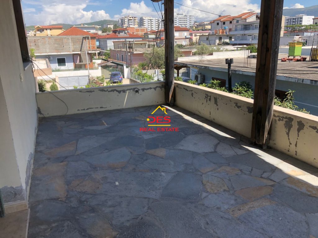 Bild 2 – Zum Verkauf: Haus mit 2 Etagen und einem Laden in der Nähe der ‚Shkolla Xhyheri‘, Vlora
