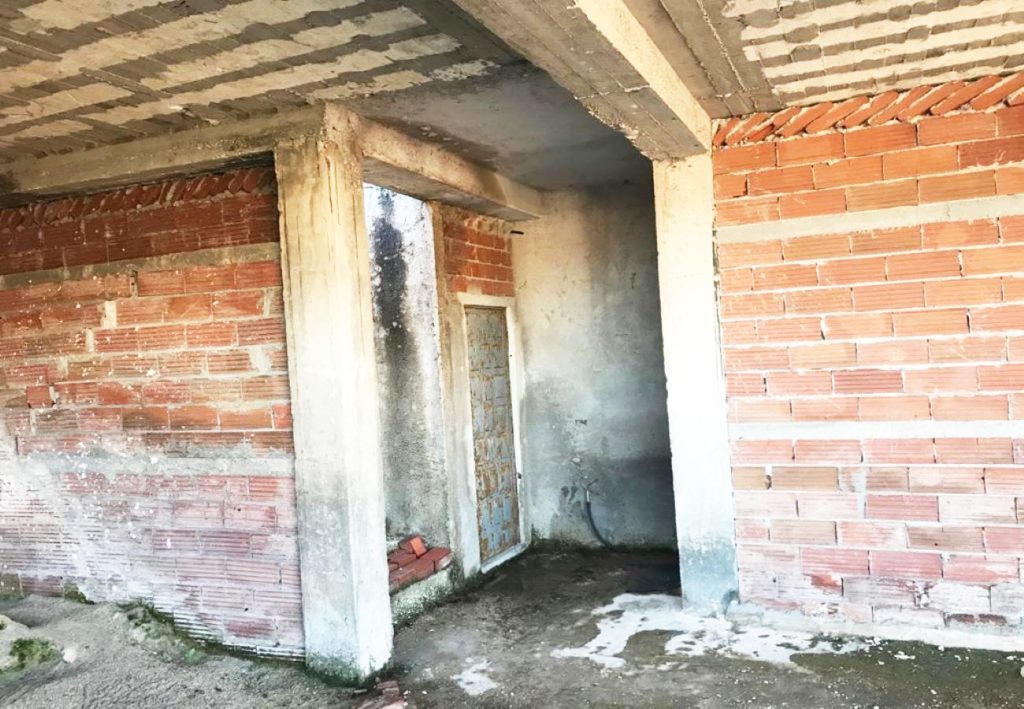 Bild 1 – Zum Verkauf steht ein Gebäude mit Grundstück am „Gjiri i Midhjeve“ in Saranda