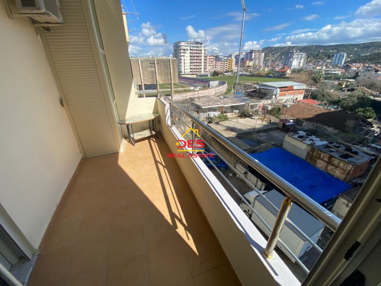 WOHNUNG 1+1 ZU VERMIETEN IN DER NÄHE DES FLAMURTARI-STADIONS, VLORA