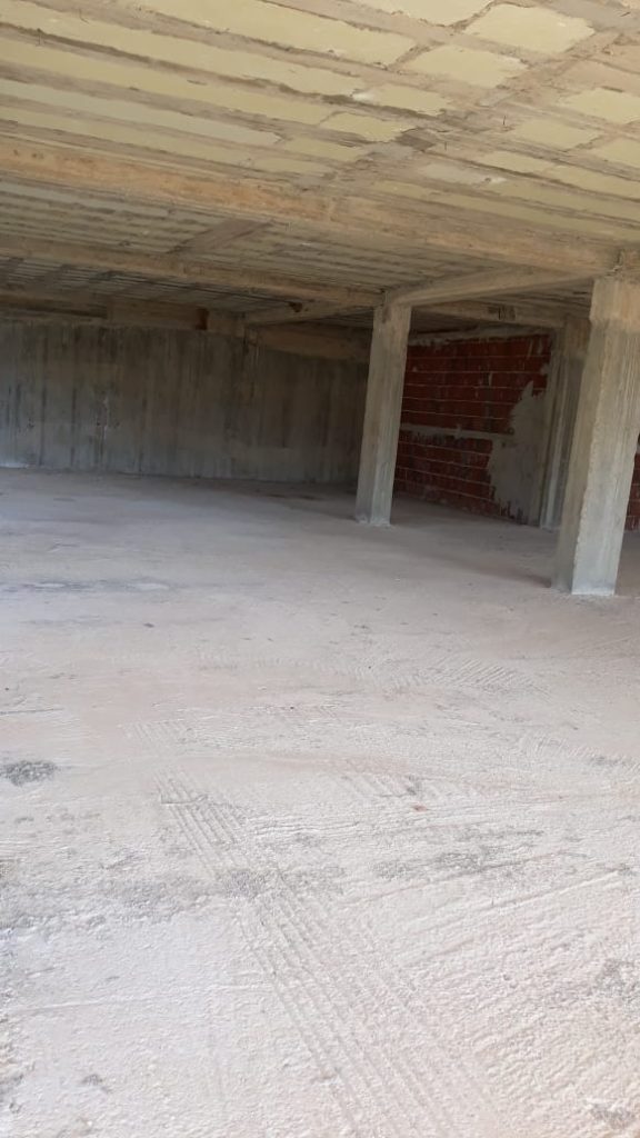Bild 4 – Zum Verkauf steht der erste Stock eines vierstöckigen Gebäudes in der Adem Sheme-Straße in Saranda