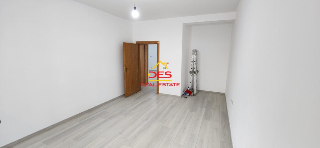Bild 1 – Zum Verkauf steht eine 2+1 Zimmer Wohnung in der Nähe des Rrapi in Uji i Ftohtë, Vlora