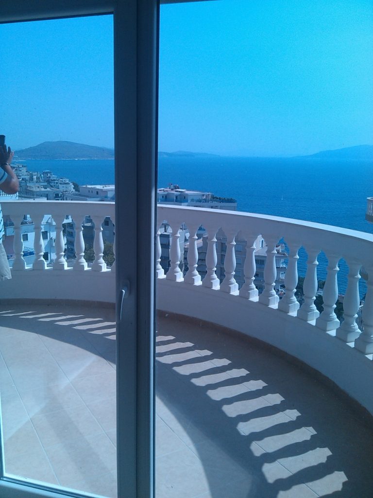 Bild 1 – Zum Verkauf steht eine 98 m² große Wohnung mit Meerblick in Saranda.