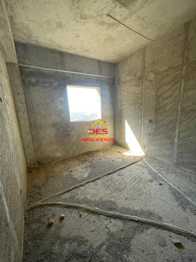 Bild 1 – Zum Verkauf steht eine dreistöckige Villa in Saranda
