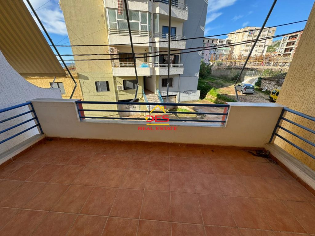 Bild 2 – Zum Verkauf steht eine Wohnung mit 3 Schlafzimmern, 1 Wohnzimmer und 2 Bädern in Saranda