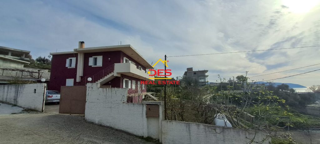 Bild 1 – Zweistöckige Villa im Dorf Babicë, Vlora. Panoramablick