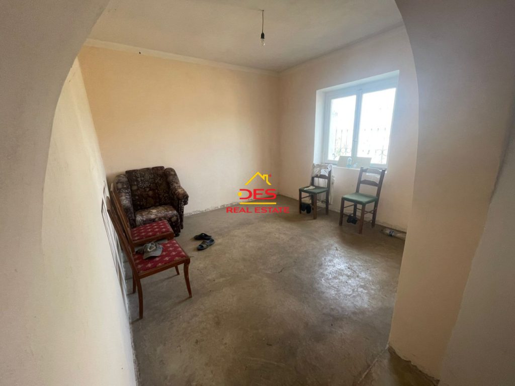 Bild 1 – Zum Verkauf steht ein privates Haus mit Garage in Gjashtë, Saranda.