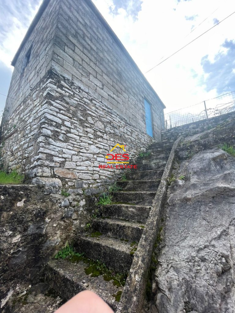 Bild 2 – Zum Verkauf steht ein privates Haus mit Garage in Gjashtë, Saranda.