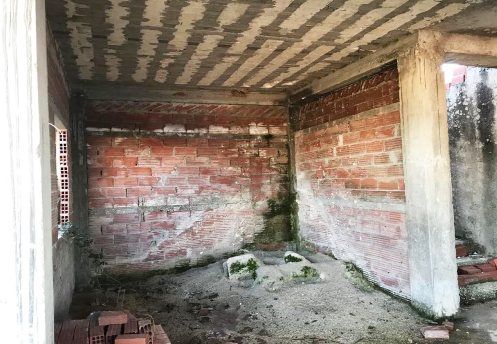 Bild 4 – Zum Verkauf steht ein Gebäude mit Grundstück am „Gjiri i Midhjeve“ in Saranda