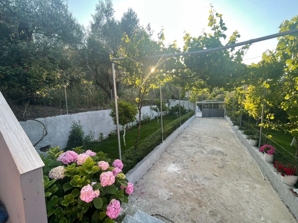 Bild 2 – Zum Verkauf: Privates Haus 2+1 in Metoq, Saranda