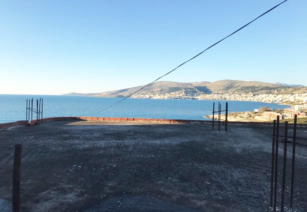 Bild 2 – Zum Verkauf steht ein Gebäude mit Grundstück am „Gjiri i Midhjeve“ in Saranda