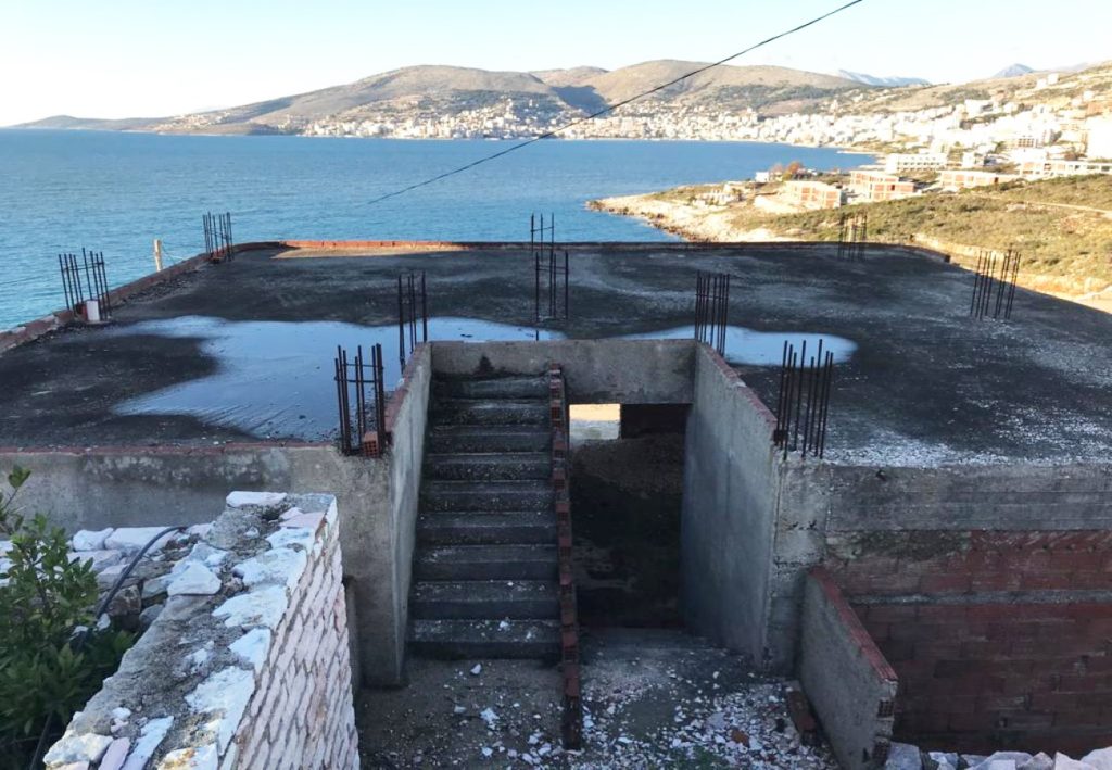 Bild 5 – Zum Verkauf steht ein Gebäude mit Grundstück am „Gjiri i Midhjeve“ in Saranda