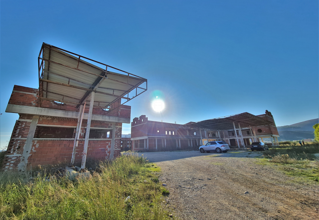 Bild 1 – Land und Gebäude werden in Sarandë verkauft