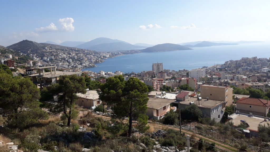Bild 1 – Zum Verkauf steht der erste Stock eines vierstöckigen Gebäudes in der Adem Sheme-Straße in Saranda