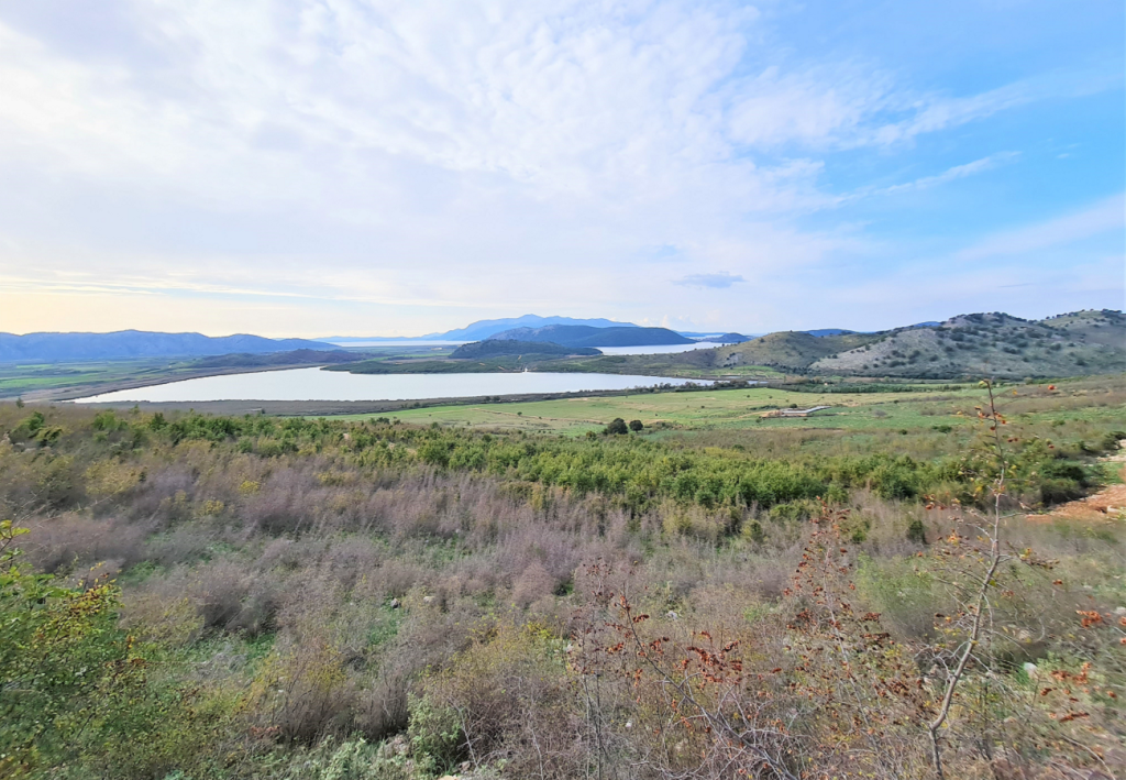 Bild 1 – Zum Verkauf: 459 Hektar Ackerland am Butrint-See, Saranda