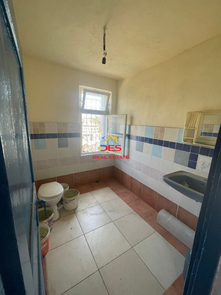 Bild 4 – Zum Verkauf steht ein privates Haus mit Garage in Gjashtë, Saranda.