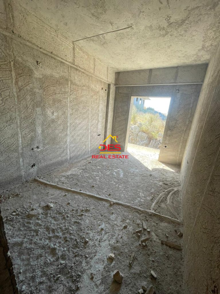 Bild 2 – Zum Verkauf steht eine dreistöckige Villa in Saranda