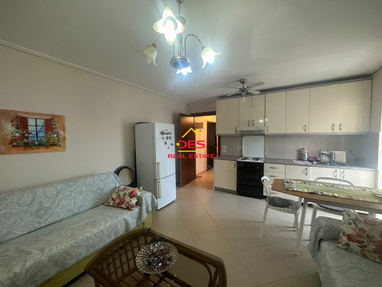 Zum Verkauf steht eine 1+1 Wohnung im Zentrum von Saranda