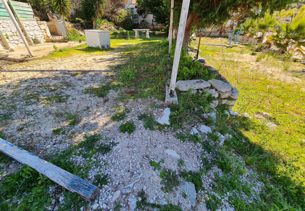 Bild 1 – Zum Verkauf steht ein privates Haus mit Grundstück in der Nähe des Meeres in Saranda