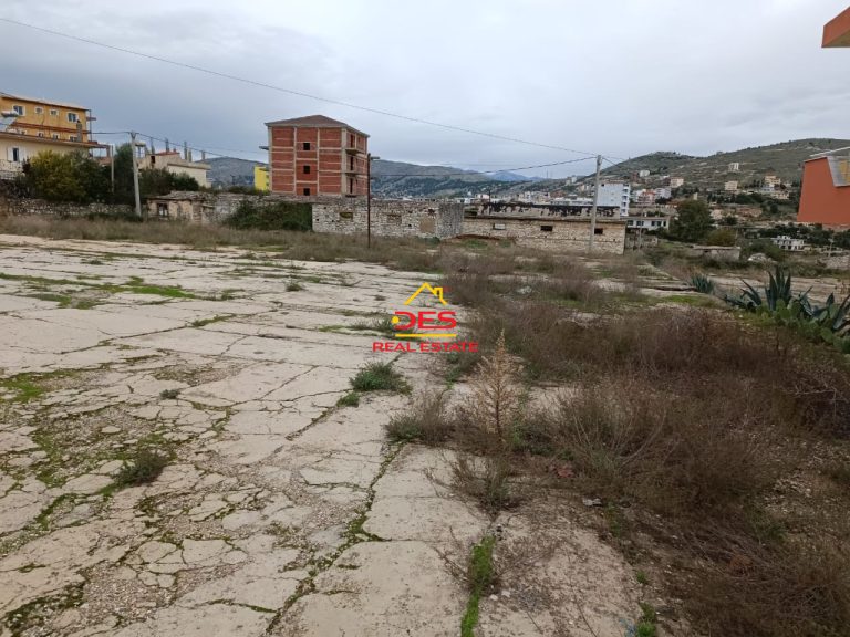 Das Grundstück mit einer Fläche von 1435 m² in Berdenesh, Saranda, steht zum Verkauf