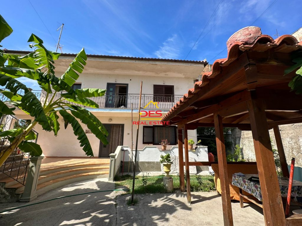 Bild 1 – Zum Verkauf: Privates zweistöckiges Haus in der Nähe des Polizeireviers, Vlora