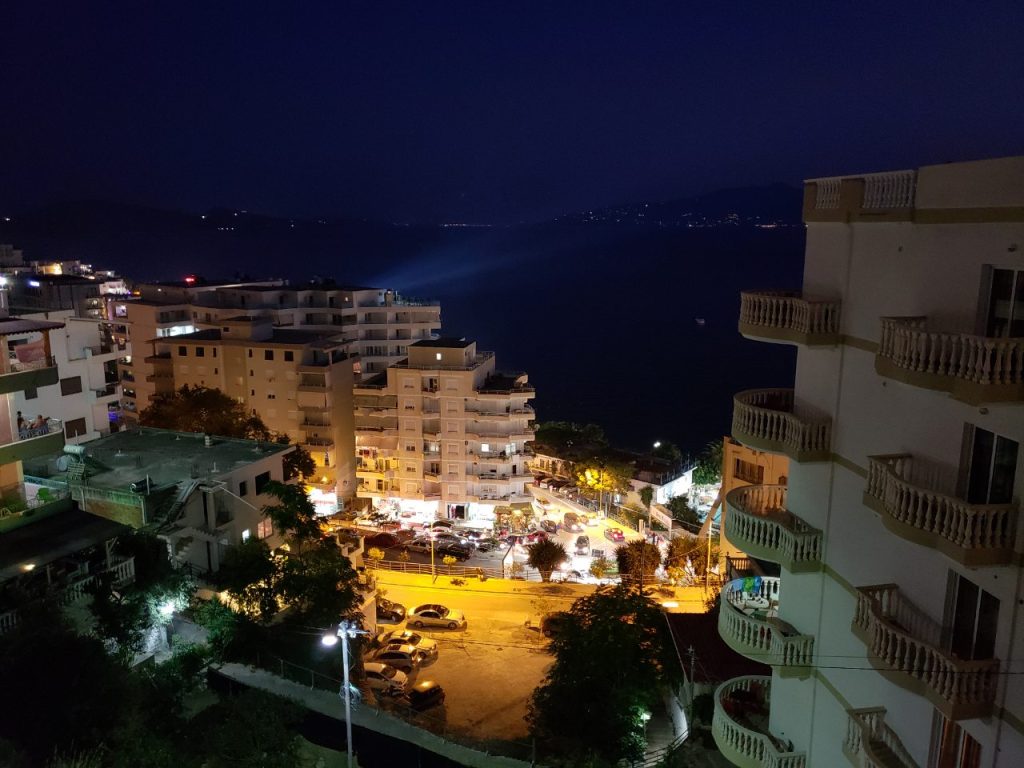 Bild 2 – Zum Verkauf steht eine 98 m² große Wohnung mit Meerblick in Saranda.