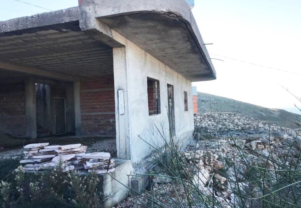 Bild 7 – Zum Verkauf steht ein Gebäude mit Grundstück am „Gjiri i Midhjeve“ in Saranda
