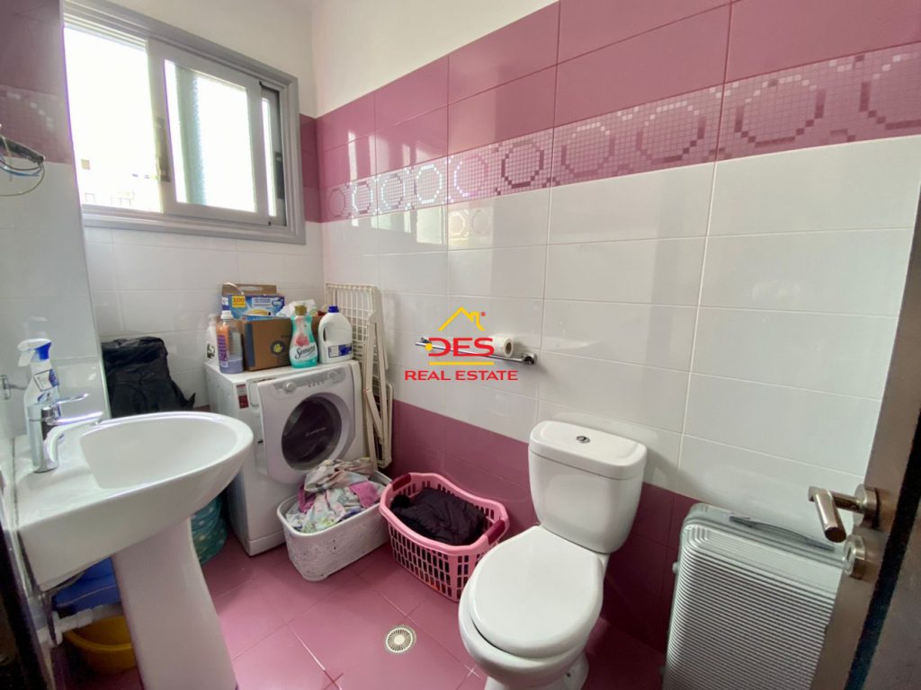 Bild 2 – Zum Verkauf steht eine 2+1 Wohnung am Lungomare, Vlora (Zweite Reihe).