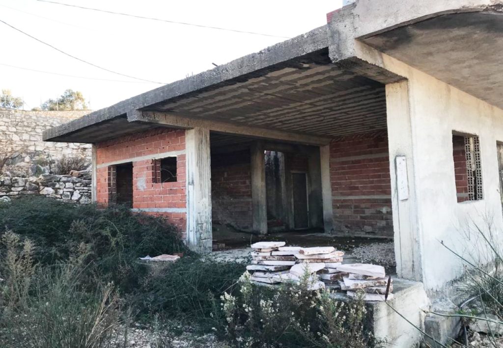 Bild 9 – Zum Verkauf steht ein Gebäude mit Grundstück am „Gjiri i Midhjeve“ in Saranda