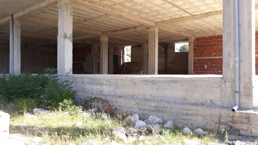 Bild 5 – Zum Verkauf steht der erste Stock eines vierstöckigen Gebäudes in der Adem Sheme-Straße in Saranda