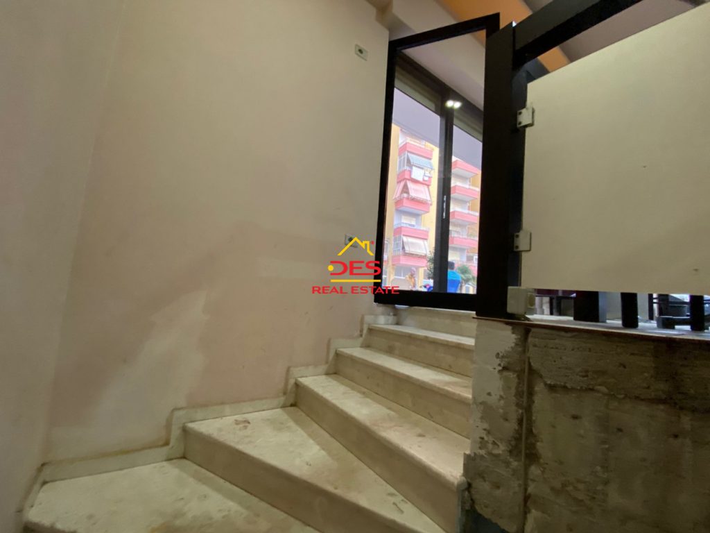 Bild 2 – GEWERBERAUM ZU VERKAUFEN IN DER GJERGJ ARIANITI-STRAßE, VLORA