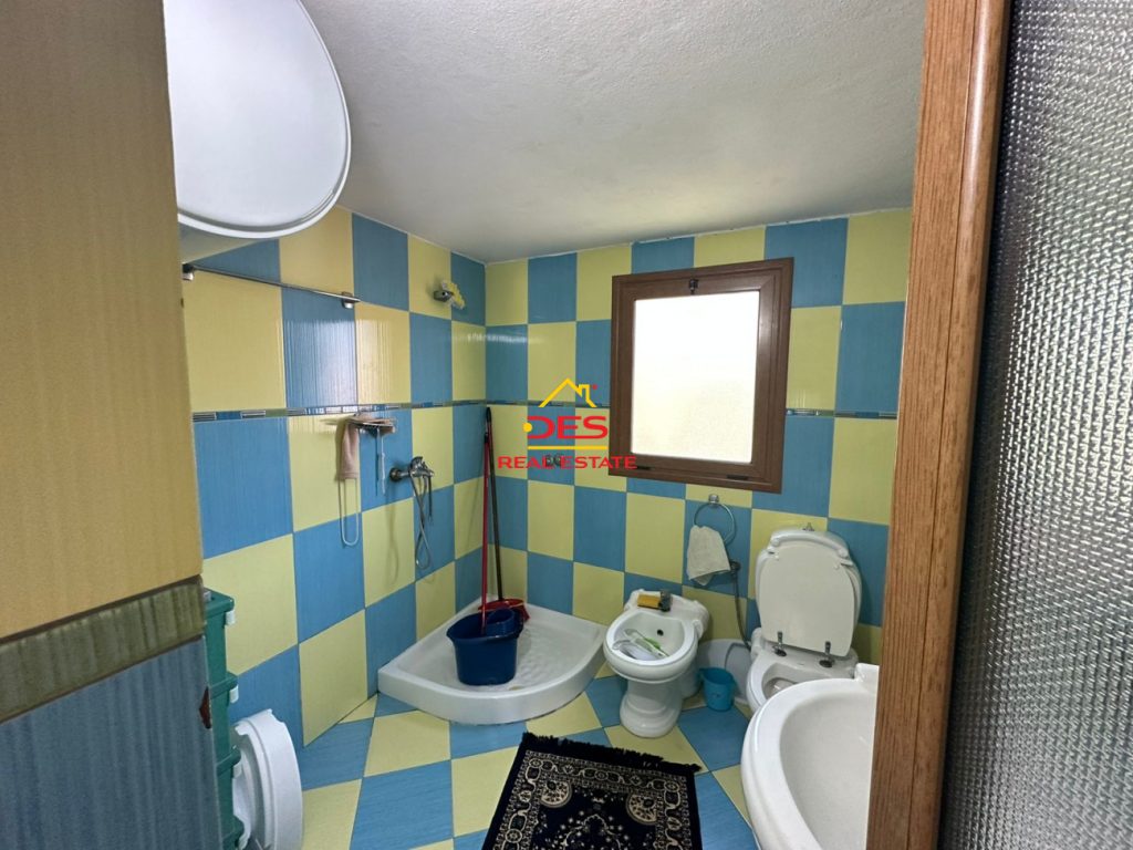 Bild 1 – Zweistöckiges Haus in der Nachbarschaft Hajro Çakërri, Vlora zu verkaufen