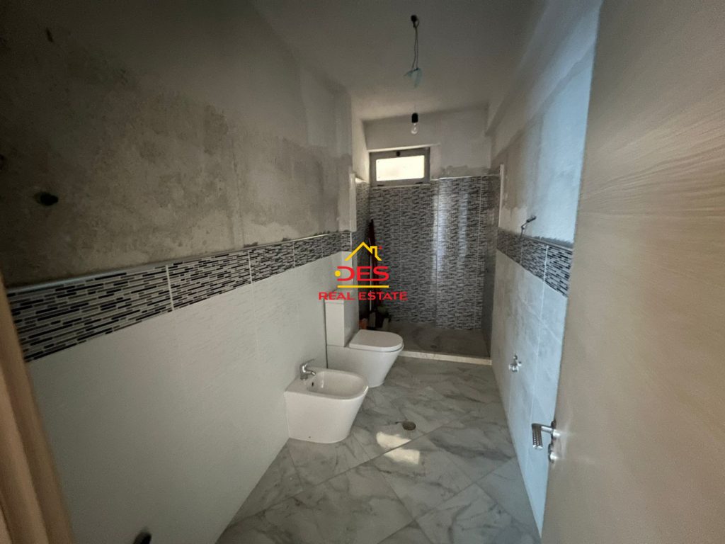 Bild 2 – ZUM VERKAUF: 2+1 WOHNUNG IN DER NÄHE DES HAFENS, VLORA. MEERBLICK