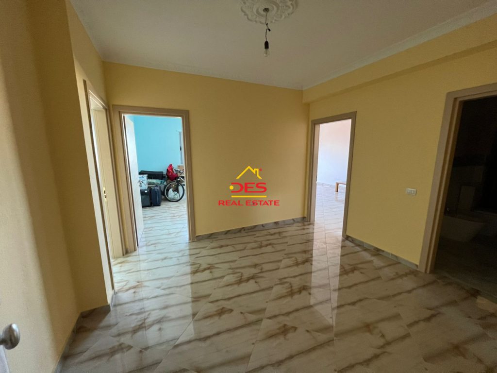 Bild 3 – ZUM VERKAUF: 2+1 WOHNUNG IN DER NÄHE DES HAFENS, VLORA. MEERBLICK