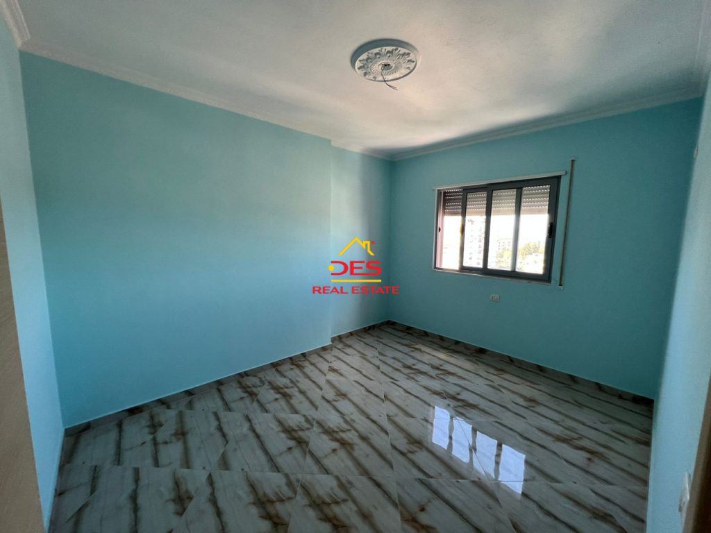 Bild 5 – ZUM VERKAUF: 2+1 WOHNUNG IN DER NÄHE DES HAFENS, VLORA. MEERBLICK
