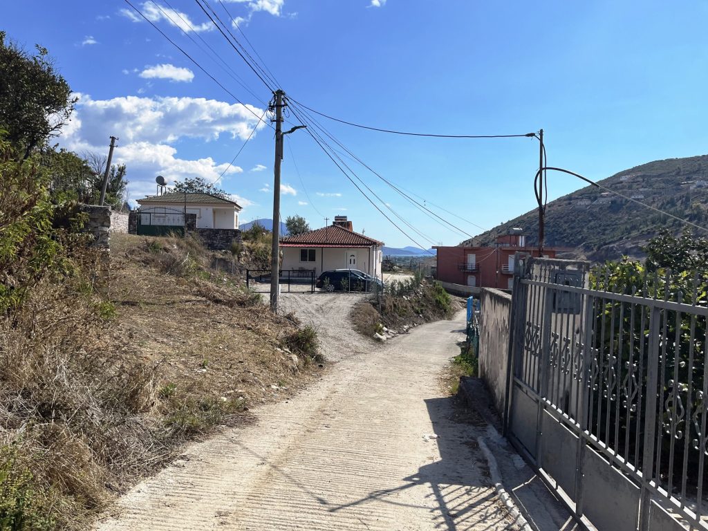 Bild 1 – Möbliertes Haus in Saranda-Metoq – große Veranda, 3 Stellplätze, Homeoffice & 24/7-Alarmüberwachung