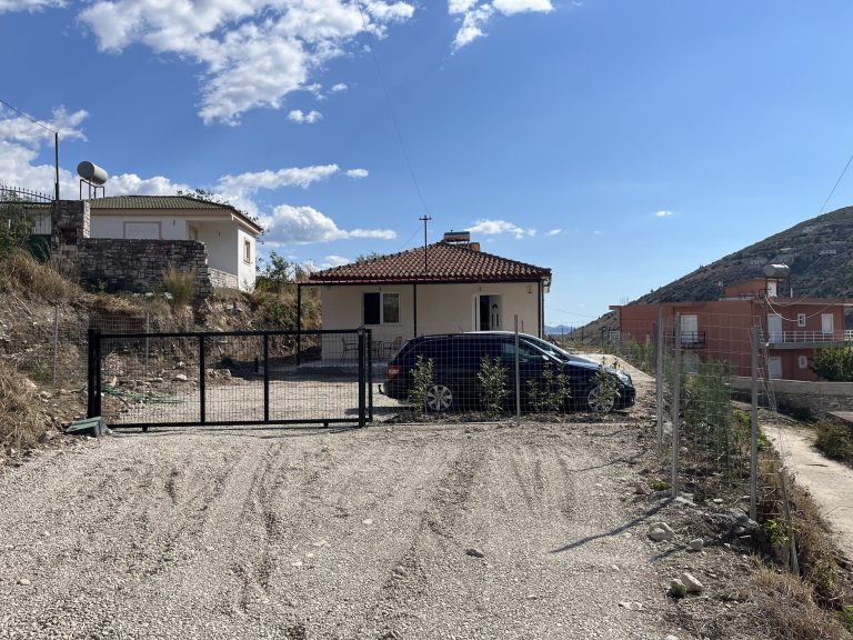 Möbliertes Haus in Saranda-Metoq – große Veranda, 3 Stellplätze, Homeoffice & 24/7-Alarmüberwachung