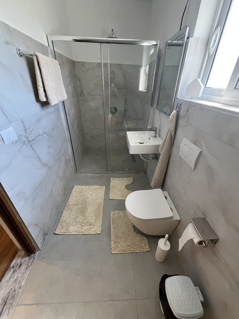 Bild 13 – Möbliertes Haus in Saranda-Metoq – große Veranda, 3 Stellplätze, Homeoffice & 24/7-Alarmüberwachung