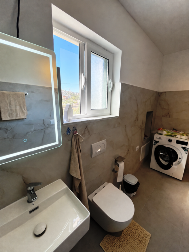 Bild 14 – Möbliertes Haus in Saranda-Metoq – große Veranda, 3 Stellplätze, Homeoffice & 24/7-Alarmüberwachung