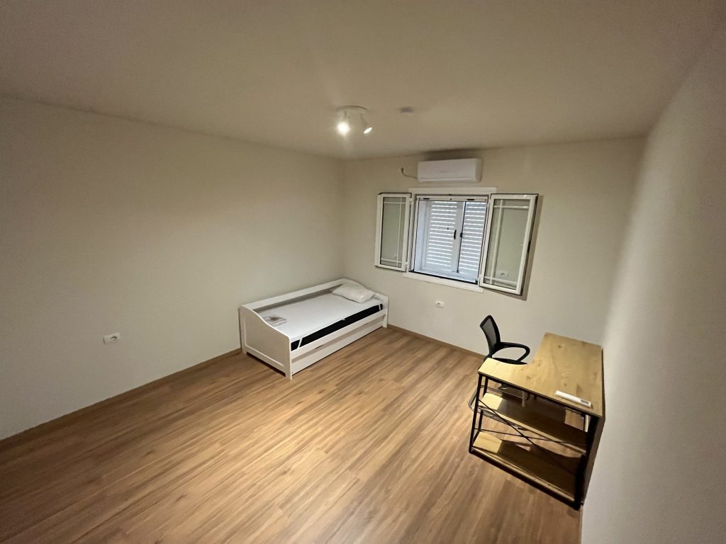 Bild 12 – Möbliertes Haus in Saranda-Metoq – große Veranda, 3 Stellplätze, Homeoffice & 24/7-Alarmüberwachung