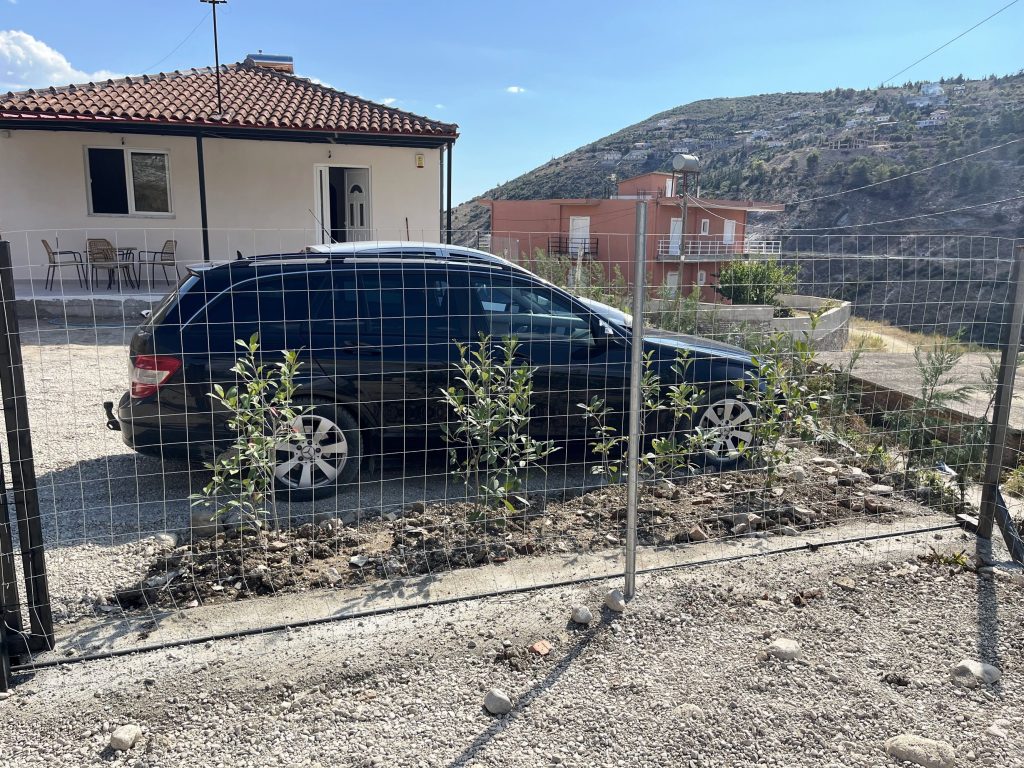 Bild 3 – Möbliertes Haus in Saranda-Metoq – große Veranda, 3 Stellplätze, Homeoffice & 24/7-Alarmüberwachung
