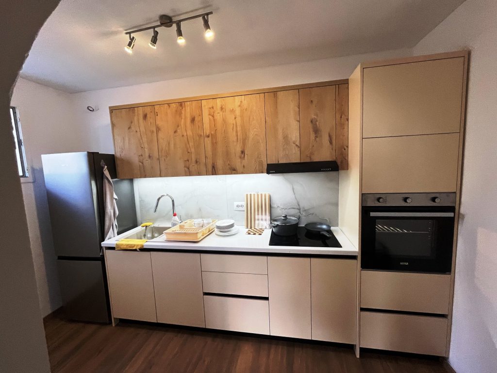 Bild 10 – Möbliertes Haus in Saranda-Metoq – große Veranda, 3 Stellplätze, Homeoffice & 24/7-Alarmüberwachung