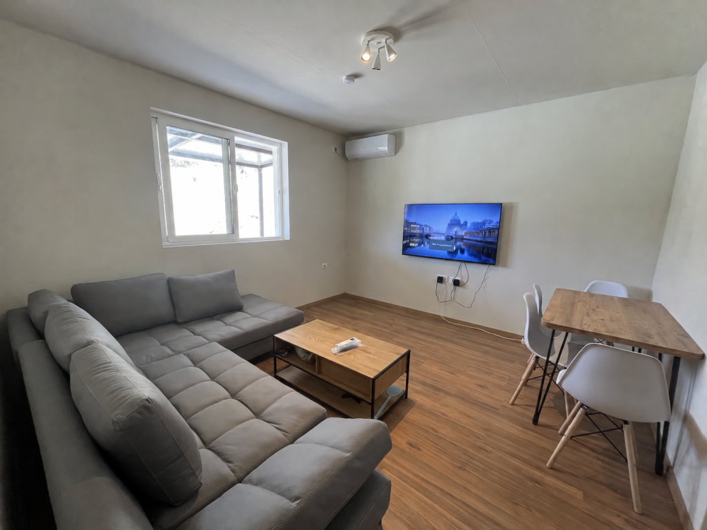 Bild 9 – Möbliertes Haus in Saranda-Metoq – große Veranda, 3 Stellplätze, Homeoffice & 24/7-Alarmüberwachung