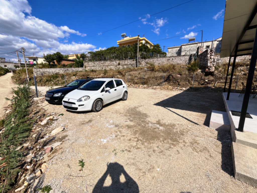 Bild 7 – Möbliertes Haus in Saranda-Metoq – große Veranda, 3 Stellplätze, Homeoffice & 24/7-Alarmüberwachung