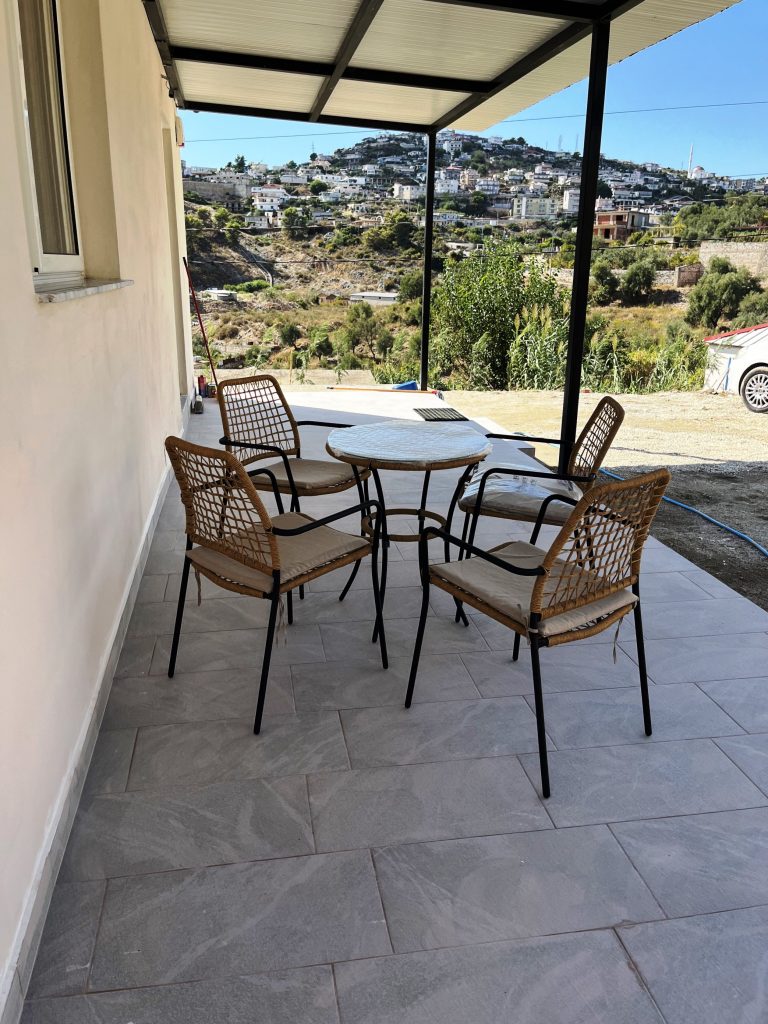 Bild 5 – Möbliertes Haus in Saranda-Metoq – große Veranda, 3 Stellplätze, Homeoffice & 24/7-Alarmüberwachung