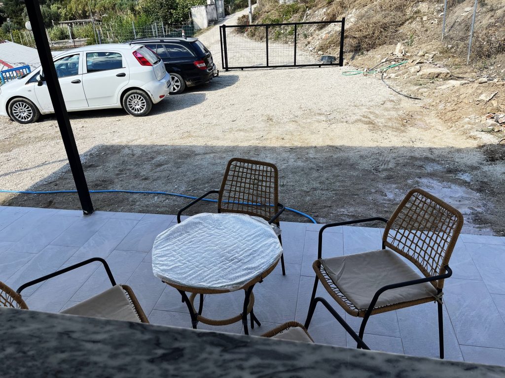 Bild 6 – Möbliertes Haus in Saranda-Metoq – große Veranda, 3 Stellplätze, Homeoffice & 24/7-Alarmüberwachung